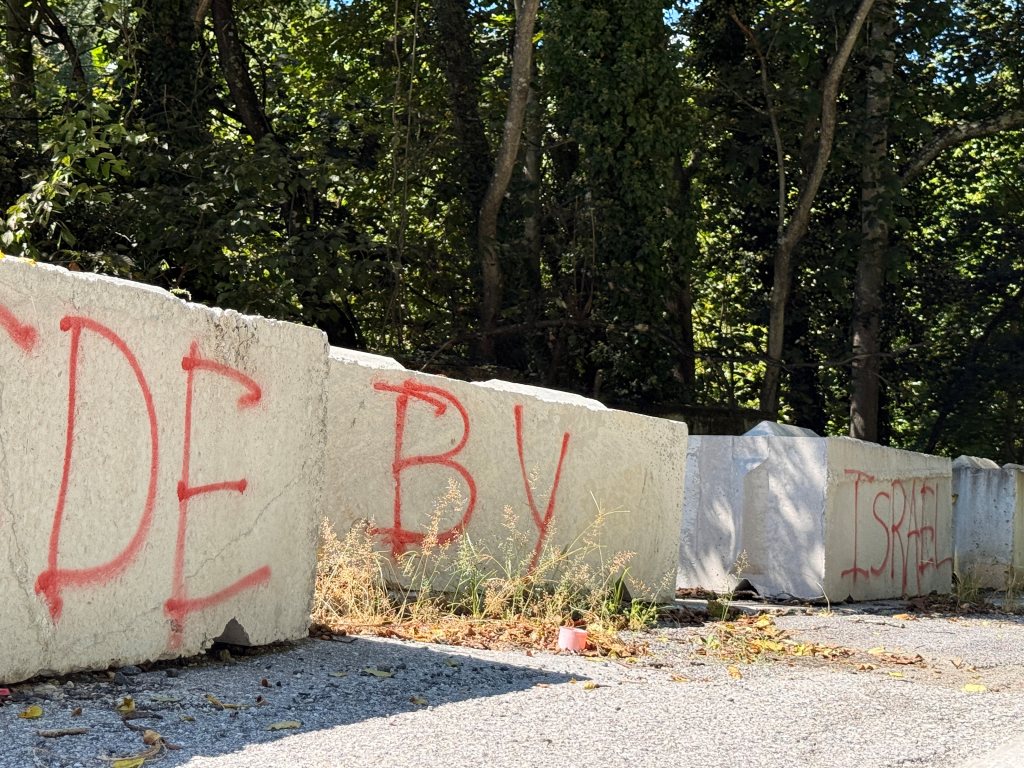 Barriers painted DE BY and ISRAEL